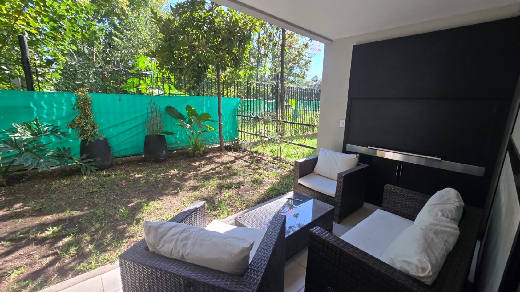 DEPARTAMENTO 3 AMB. PLANTA BAJA C/ COCHERA Y PARQUE (COMPLEJO CERRADO)