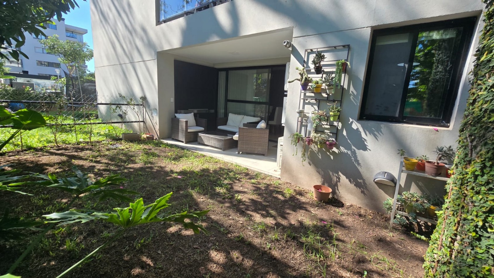 DEPARTAMENTO 3 AMB. PLANTA BAJA C/ COCHERA Y PARQUE (COMPLEJO CERRADO)