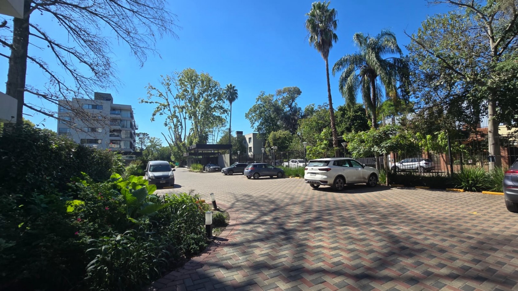 DEPARTAMENTO 3 AMB. PLANTA BAJA C/ COCHERA Y PARQUE (COMPLEJO CERRADO)