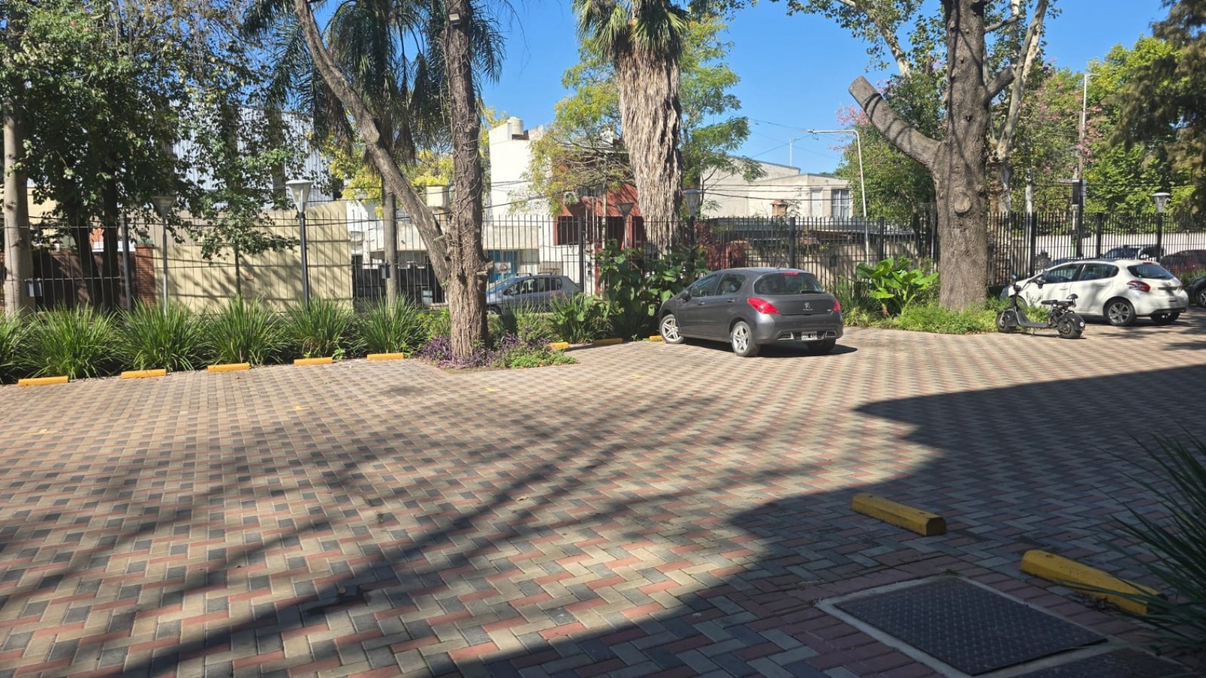 DEPARTAMENTO 3 AMB. PLANTA BAJA C/ COCHERA Y PARQUE (COMPLEJO CERRADO)