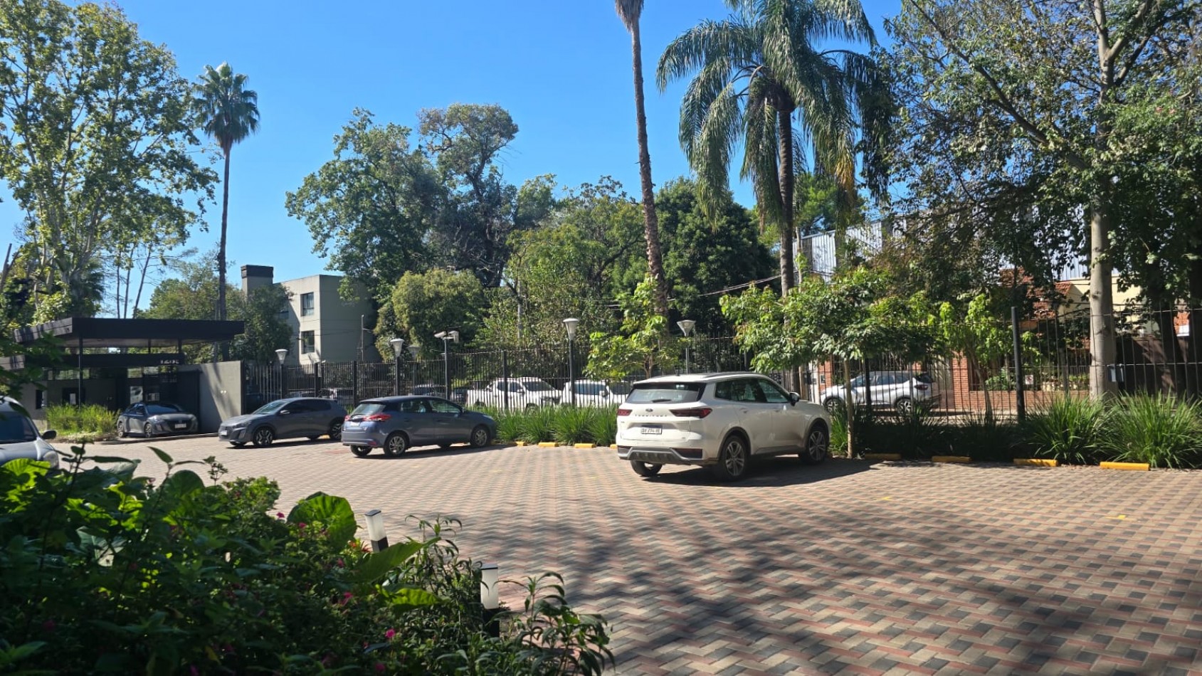 DEPARTAMENTO 3 AMB. PLANTA BAJA C/ COCHERA Y PARQUE (COMPLEJO CERRADO)