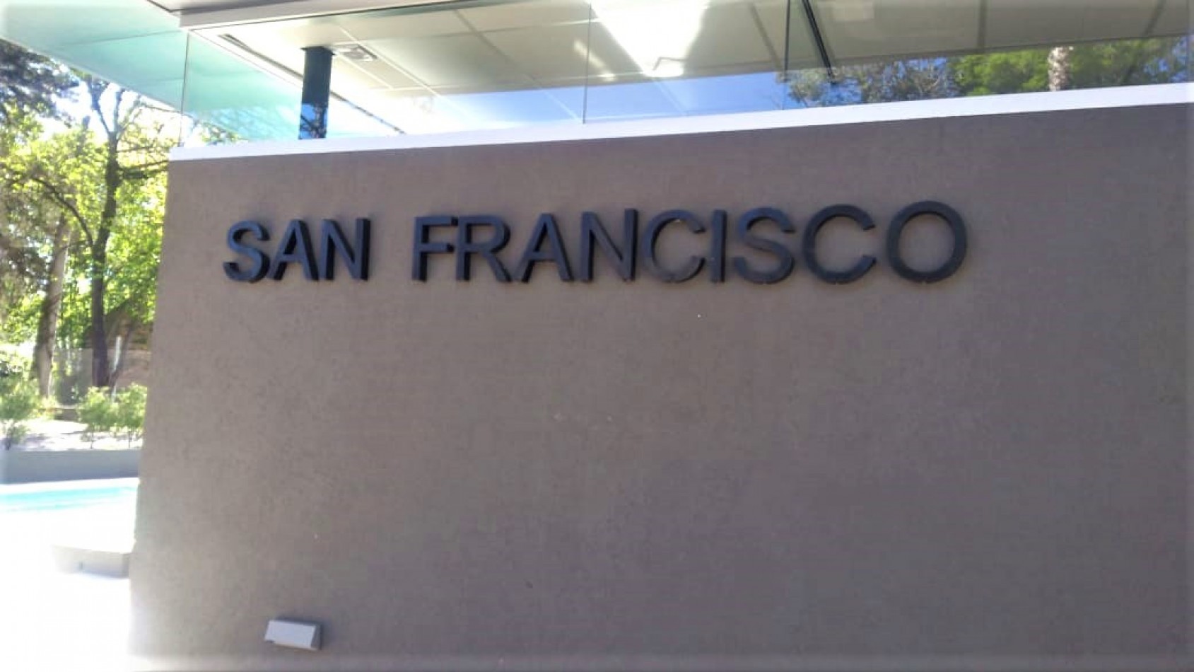 DEPARTAMENTO 3 AMB. PLANTA BAJA C/ COCHERA Y PARQUE (COMPLEJO CERRADO)