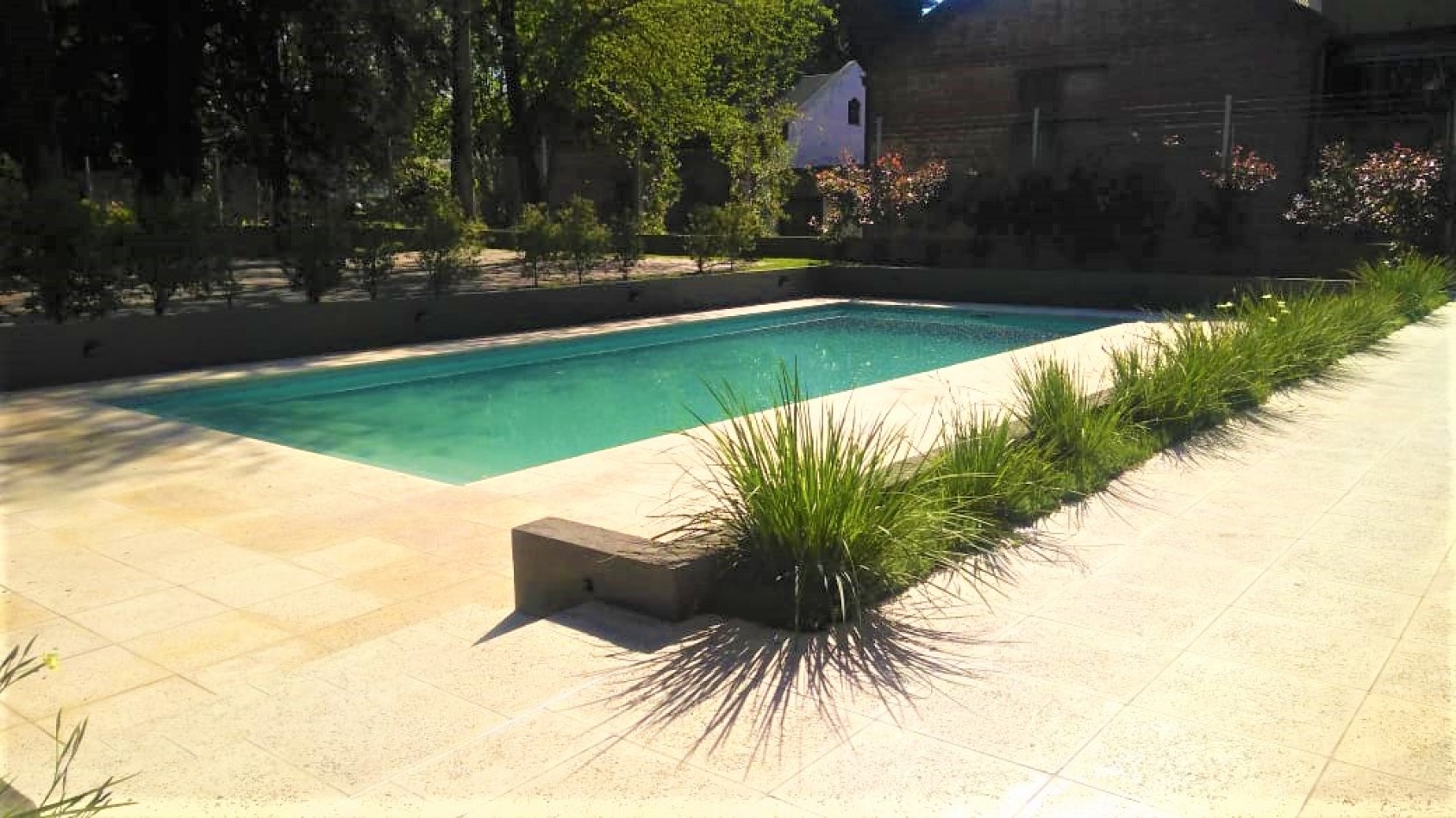 DEPARTAMENTO 3 AMB. PLANTA BAJA C/ COCHERA Y PARQUE (COMPLEJO CERRADO)