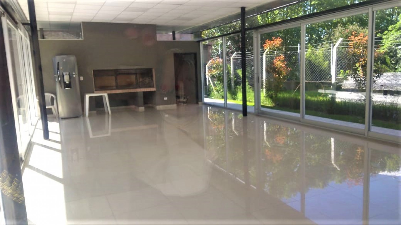 DEPARTAMENTO 3 AMB. PLANTA BAJA C/ COCHERA Y PARQUE (COMPLEJO CERRADO)