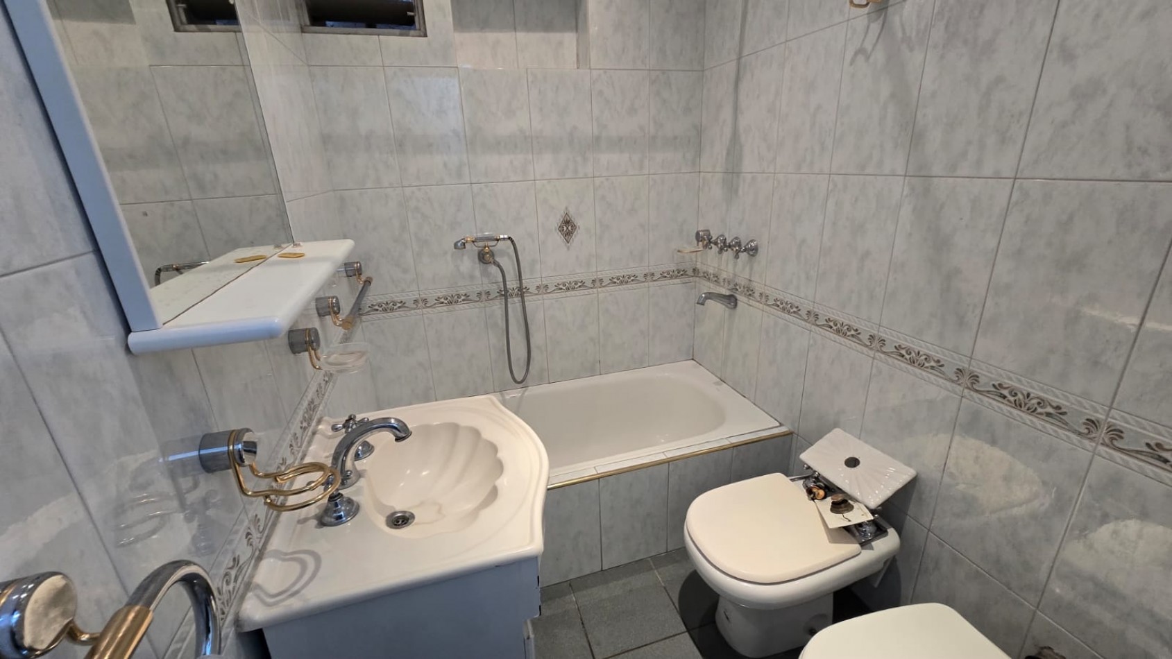 CASA 3 AMB. ENTRADA AUTO/ PILETA, QUINCHO Y JARDIN
