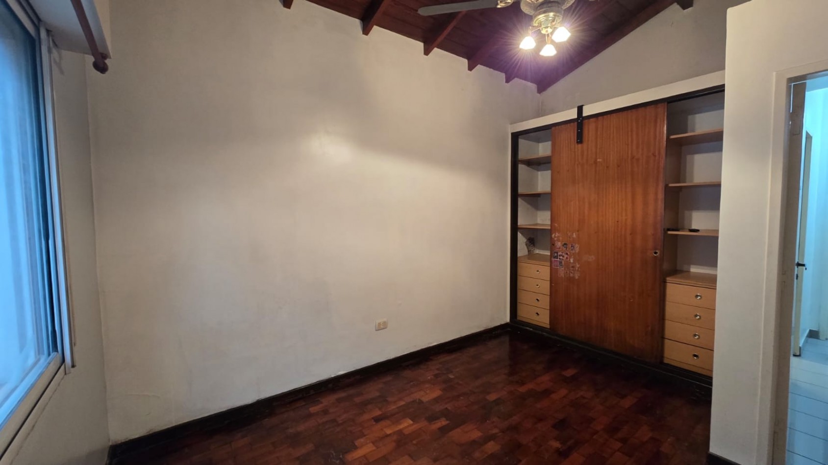 CASA 3 AMB. ENTRADA AUTO/ PILETA, QUINCHO Y JARDIN