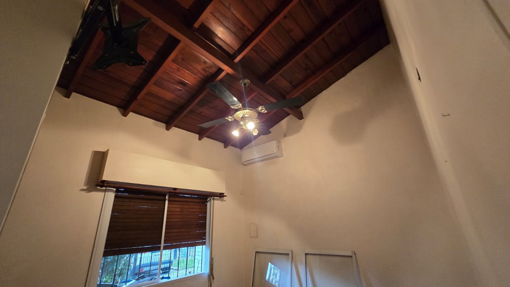 CASA 3 AMB. ENTRADA AUTO/ PILETA, QUINCHO Y JARDIN