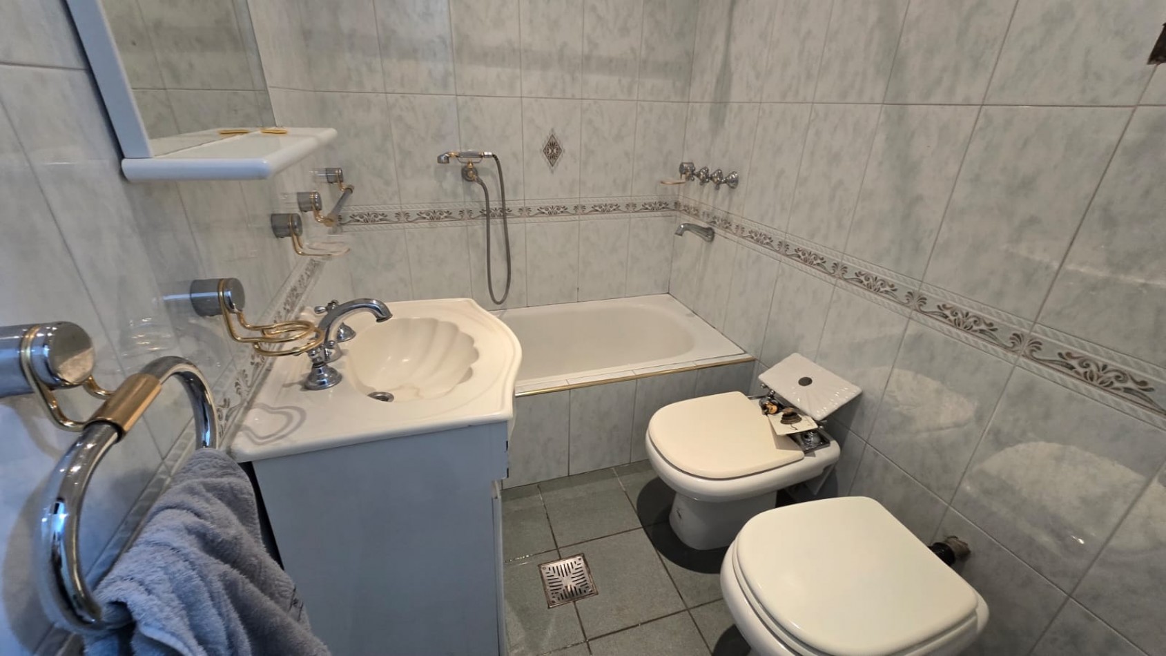 CASA 3 AMB. ENTRADA AUTO/ PILETA, QUINCHO Y JARDIN