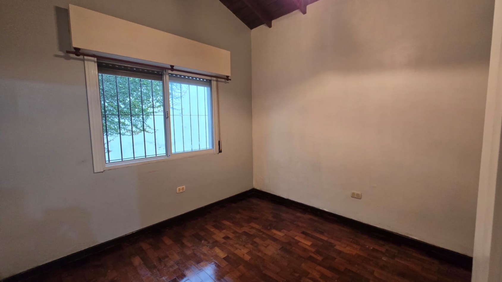CASA 3 AMB. ENTRADA AUTO/ PILETA, QUINCHO Y JARDIN