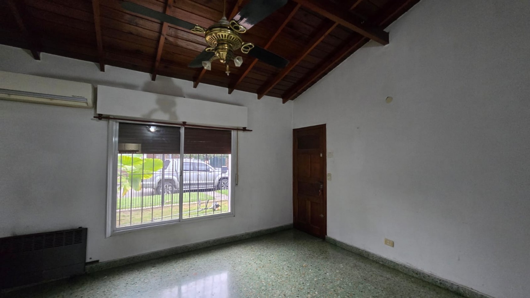 CASA 3 AMB. ENTRADA AUTO/ PILETA, QUINCHO Y JARDIN