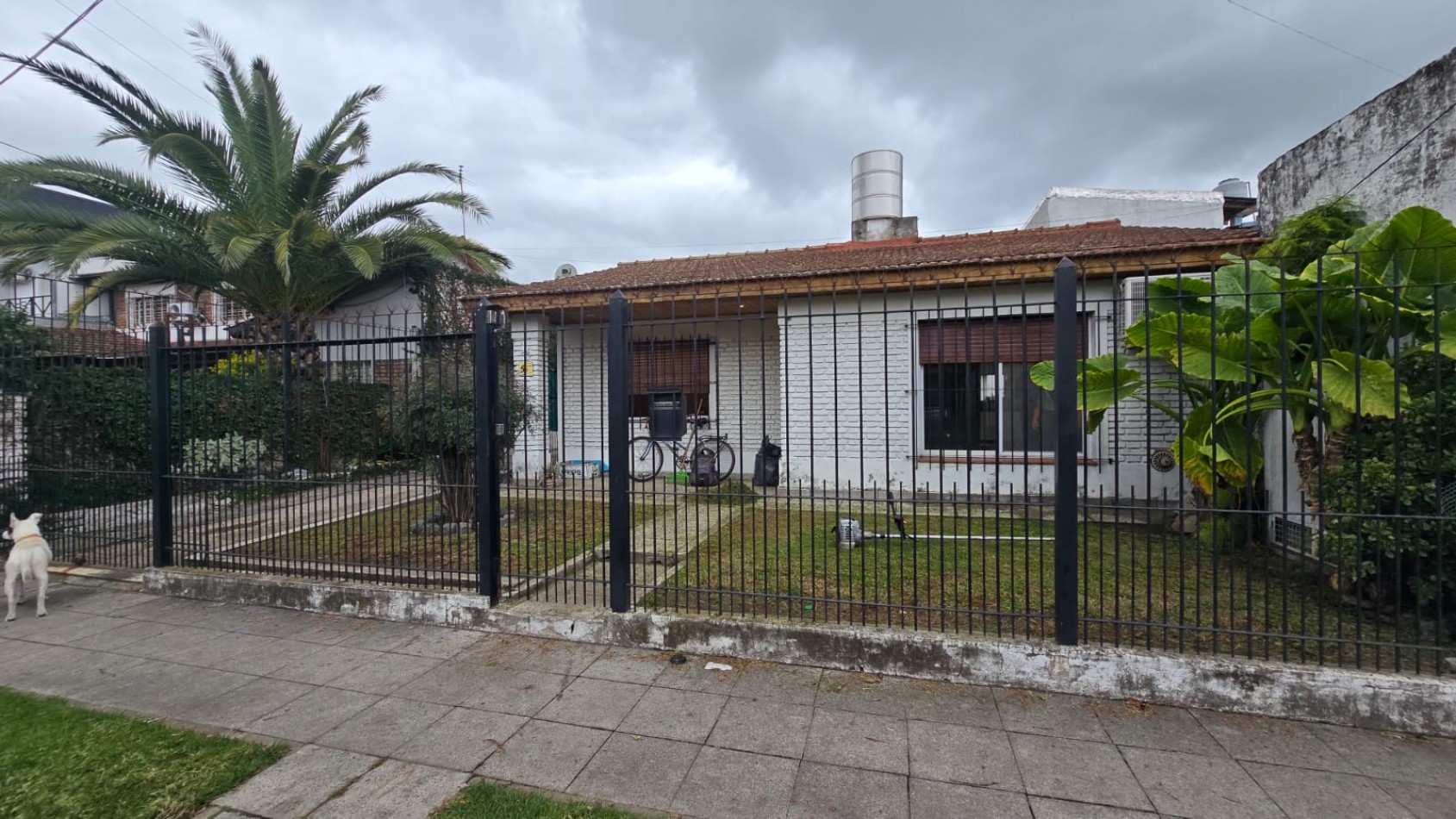 CASA 3 AMB. ENTRADA AUTO/ PILETA, QUINCHO Y JARDIN