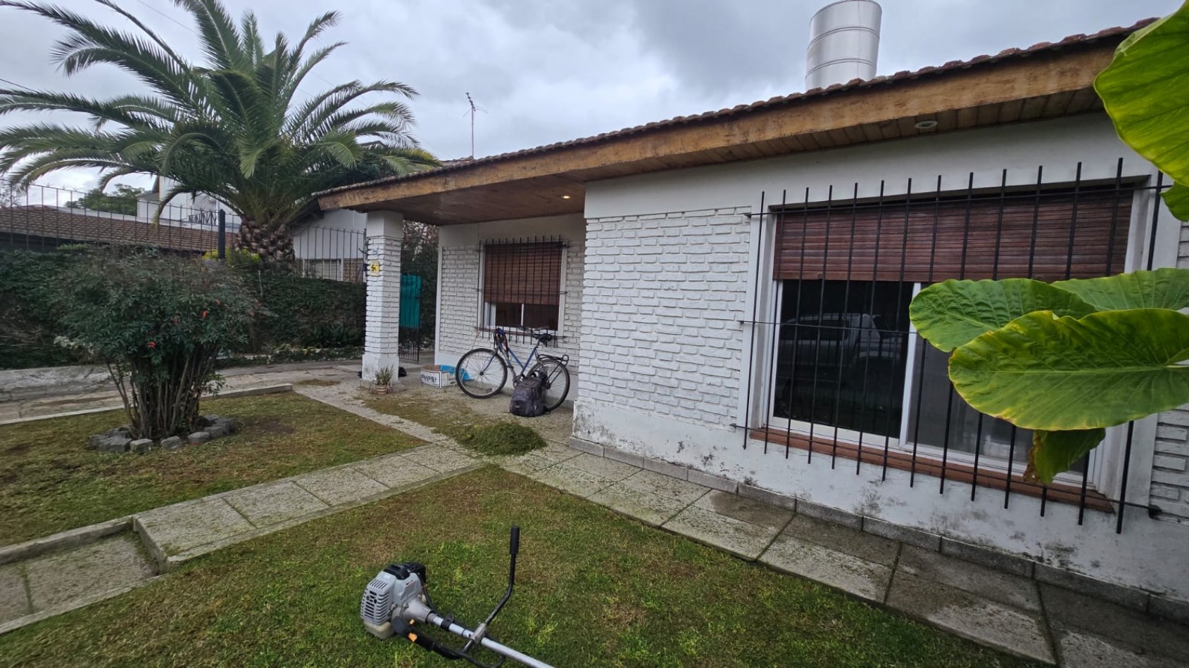 CASA 3 AMB. ENTRADA AUTO/ PILETA, QUINCHO Y JARDIN
