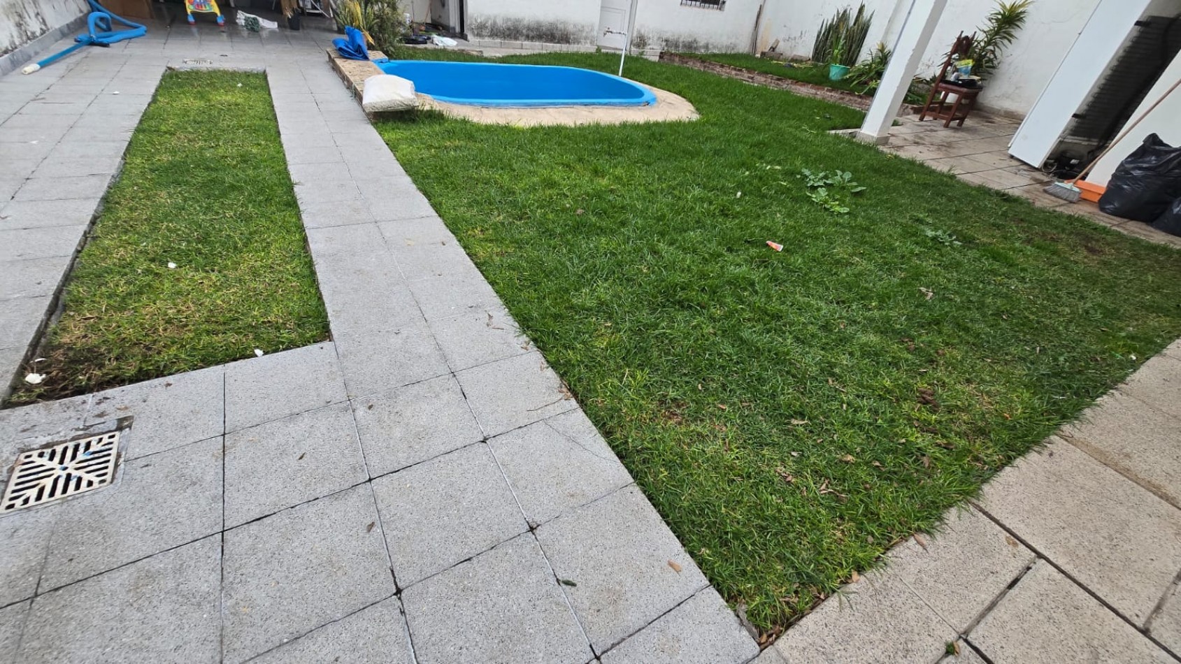 CASA 3 AMB. ENTRADA AUTO/ PILETA, QUINCHO Y JARDIN