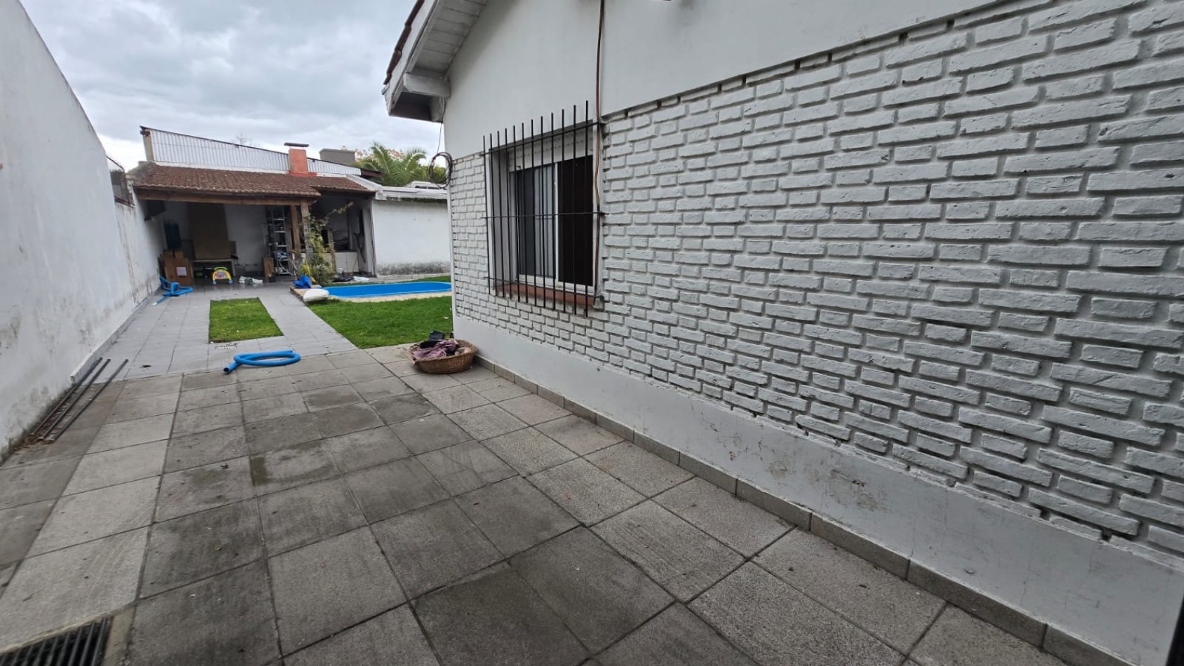 CASA 3 AMB. ENTRADA AUTO/ PILETA, QUINCHO Y JARDIN