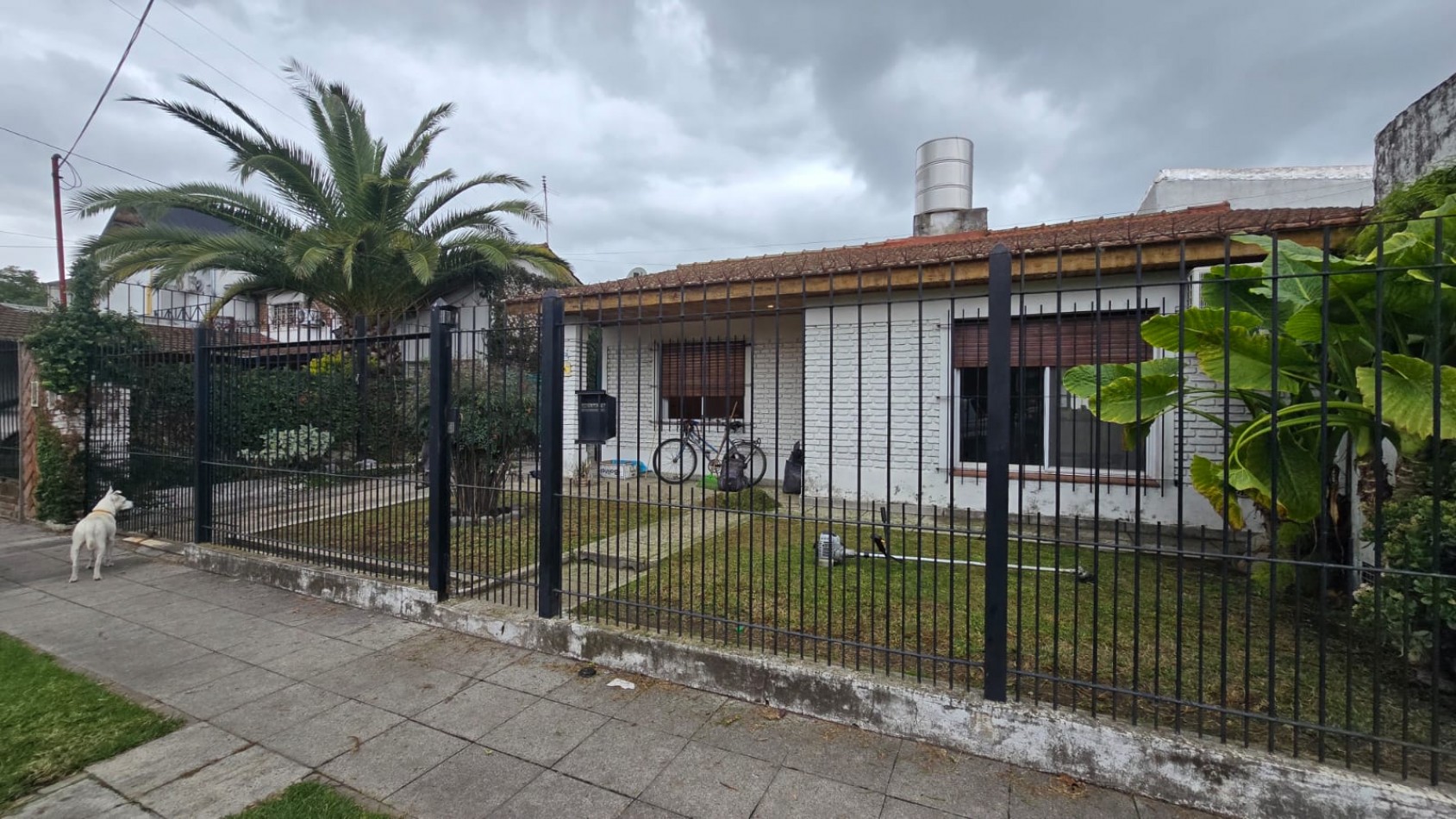 CASA 3 AMB. ENTRADA AUTO/ PILETA, QUINCHO Y JARDIN