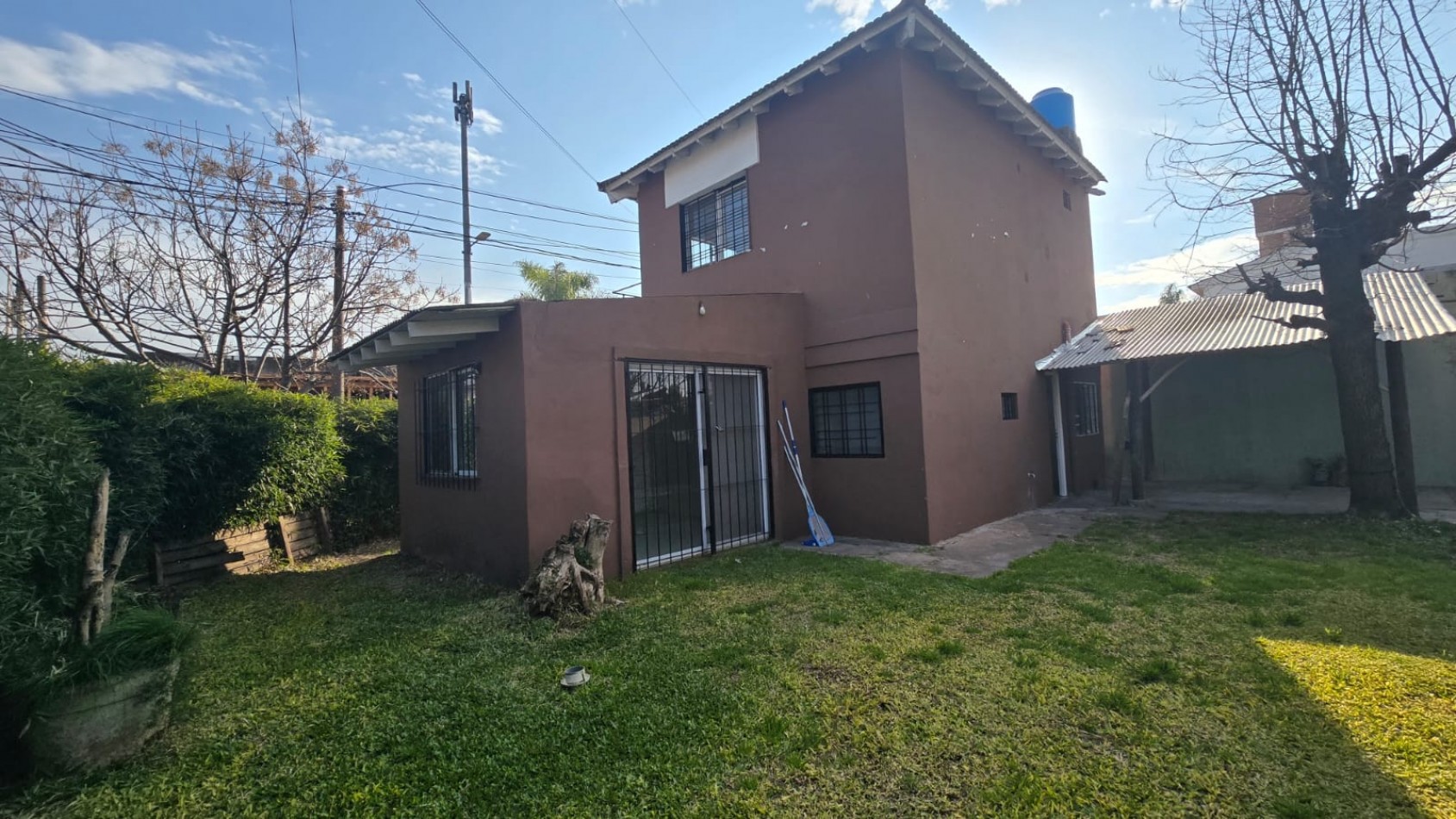 CASA 3 AMB. EN DOS PLANTAS C/ PATIO Y PILETA