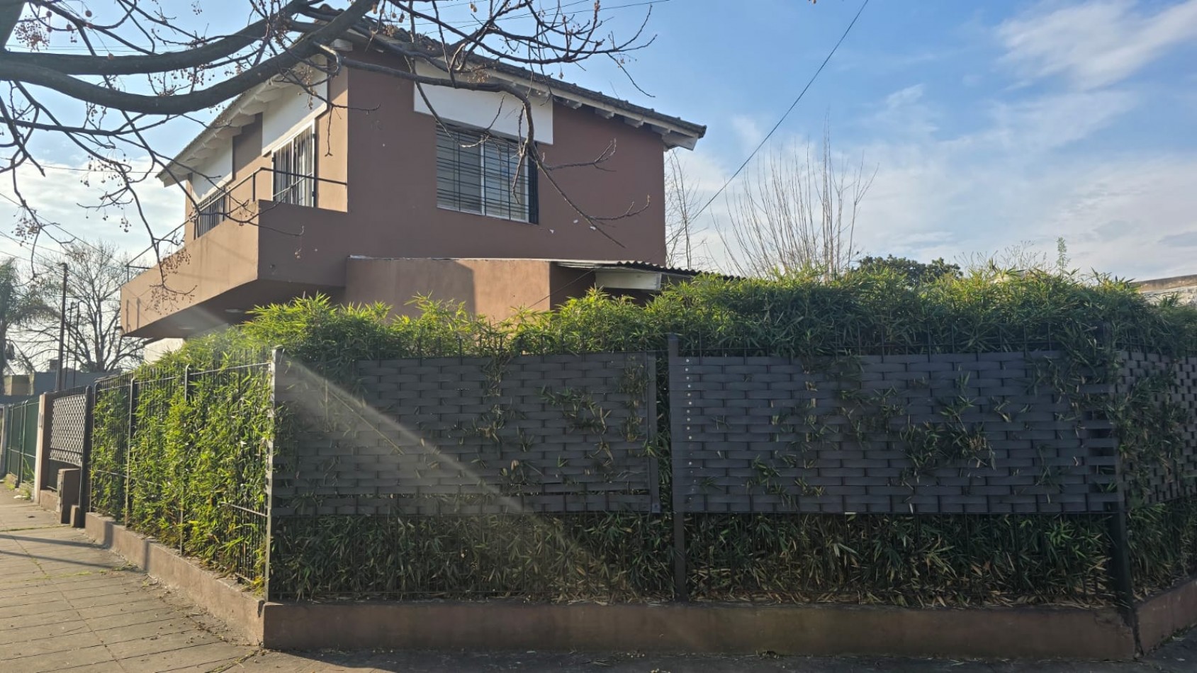 CASA 3 AMB. EN DOS PLANTAS C/ PATIO Y PILETA