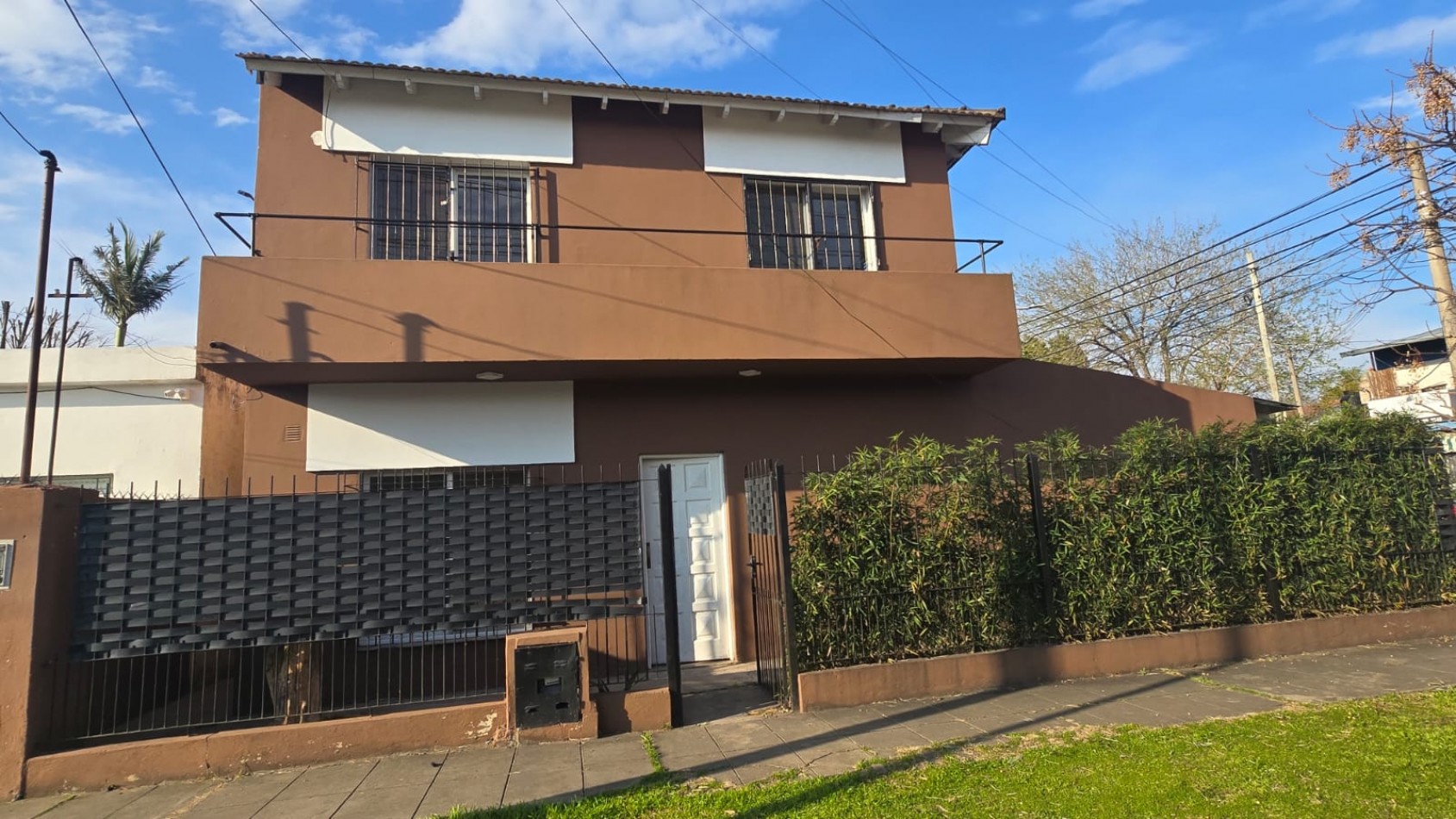 CASA 3 AMB. EN DOS PLANTAS C/ PATIO Y PILETA