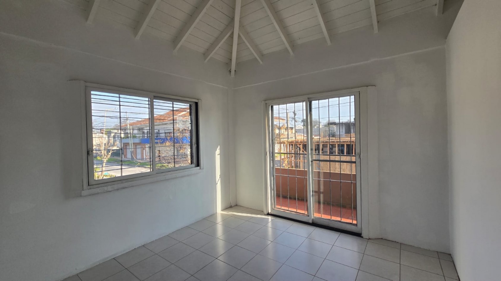CASA 3 AMB. EN DOS PLANTAS C/ PATIO Y PILETA