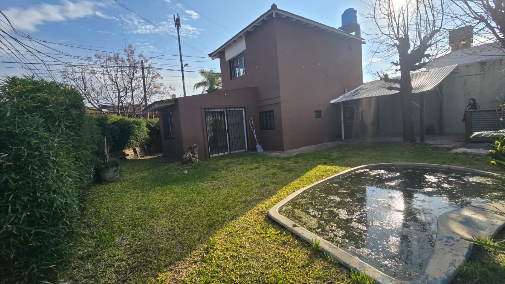 CASA 3 AMB. EN DOS PLANTAS C/ PATIO Y PILETA