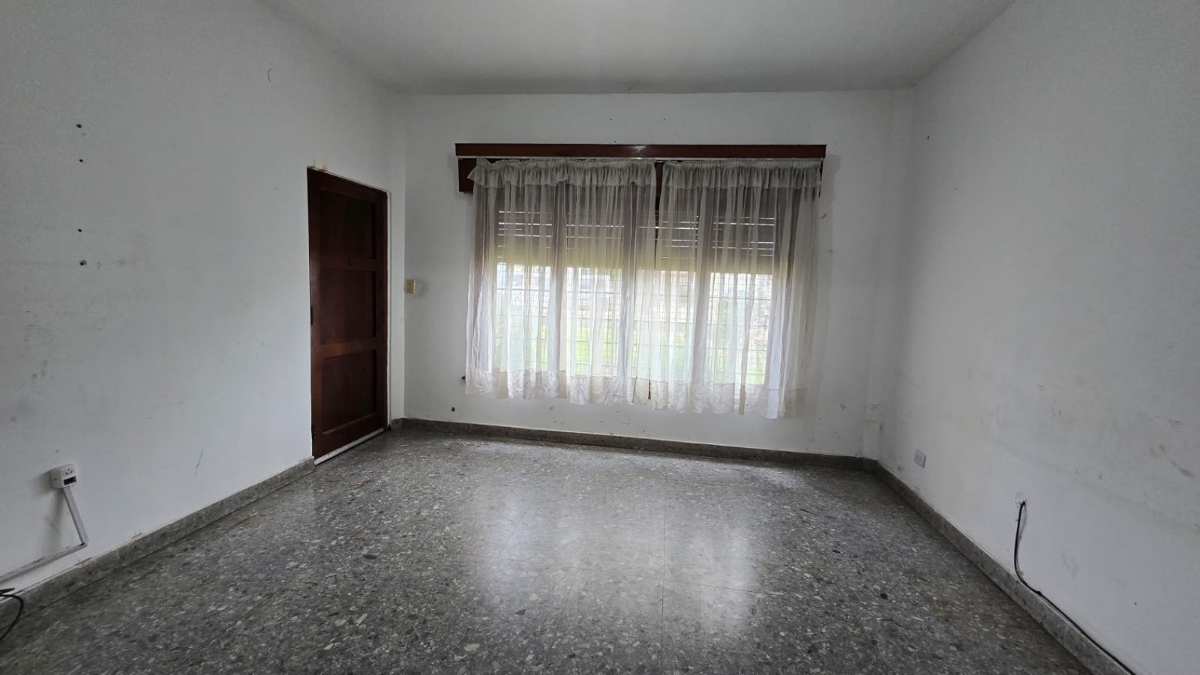 CASA 4 AMB AMPLIA CON GARAGE Y PILETA
