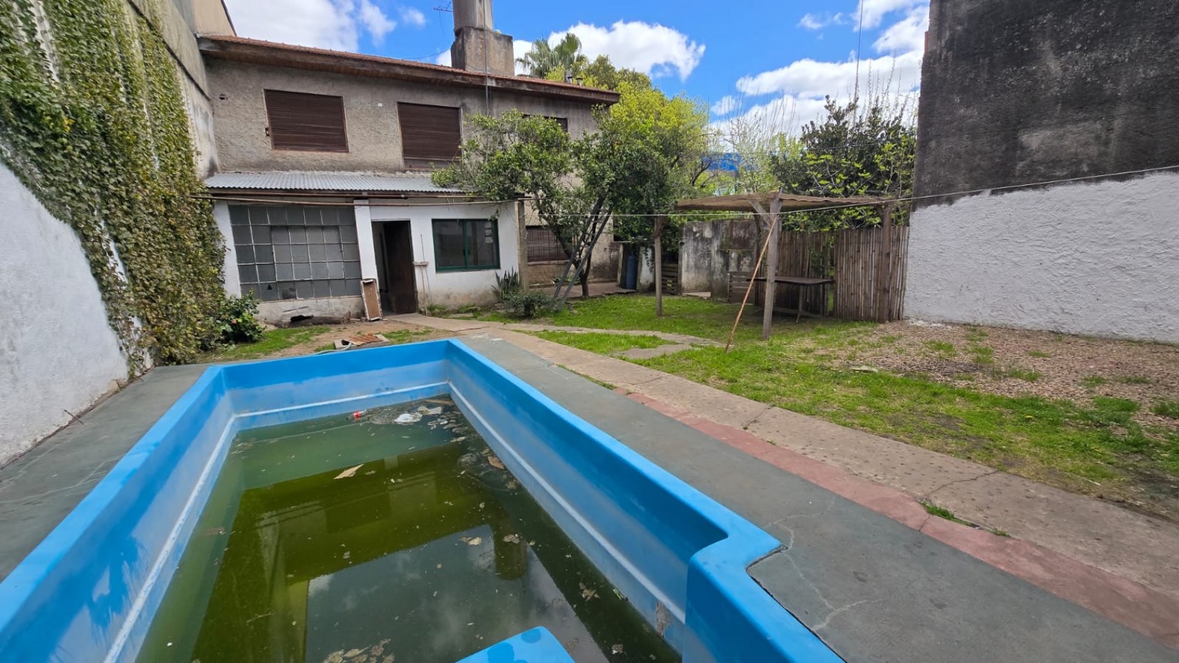 CASA 4 AMB AMPLIA CON GARAGE Y PILETA