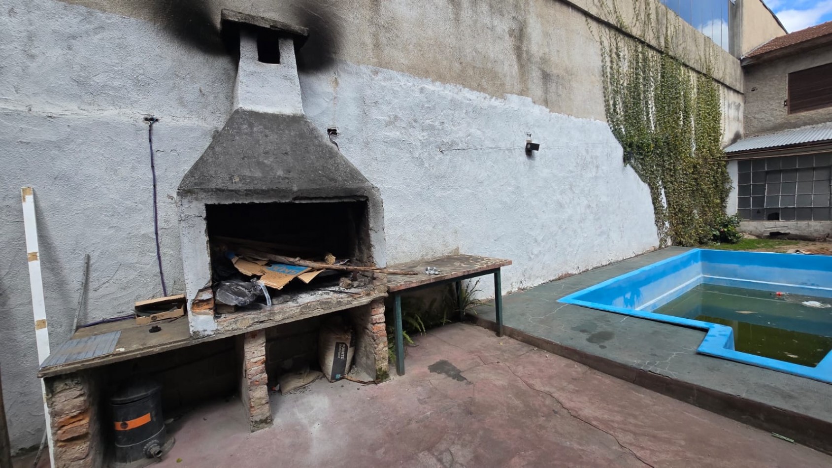 CASA 4 AMB AMPLIA CON GARAGE Y PILETA