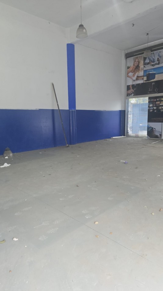 LOCAL ESQUINA 200 M2. CON ENTREPISO