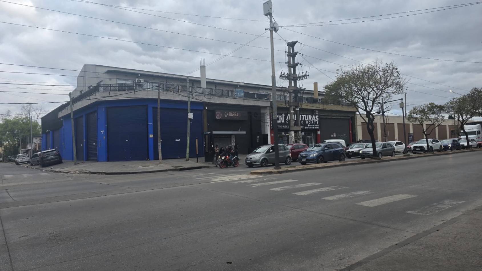 LOCAL ESQUINA 200 M2. CON ENTREPISO