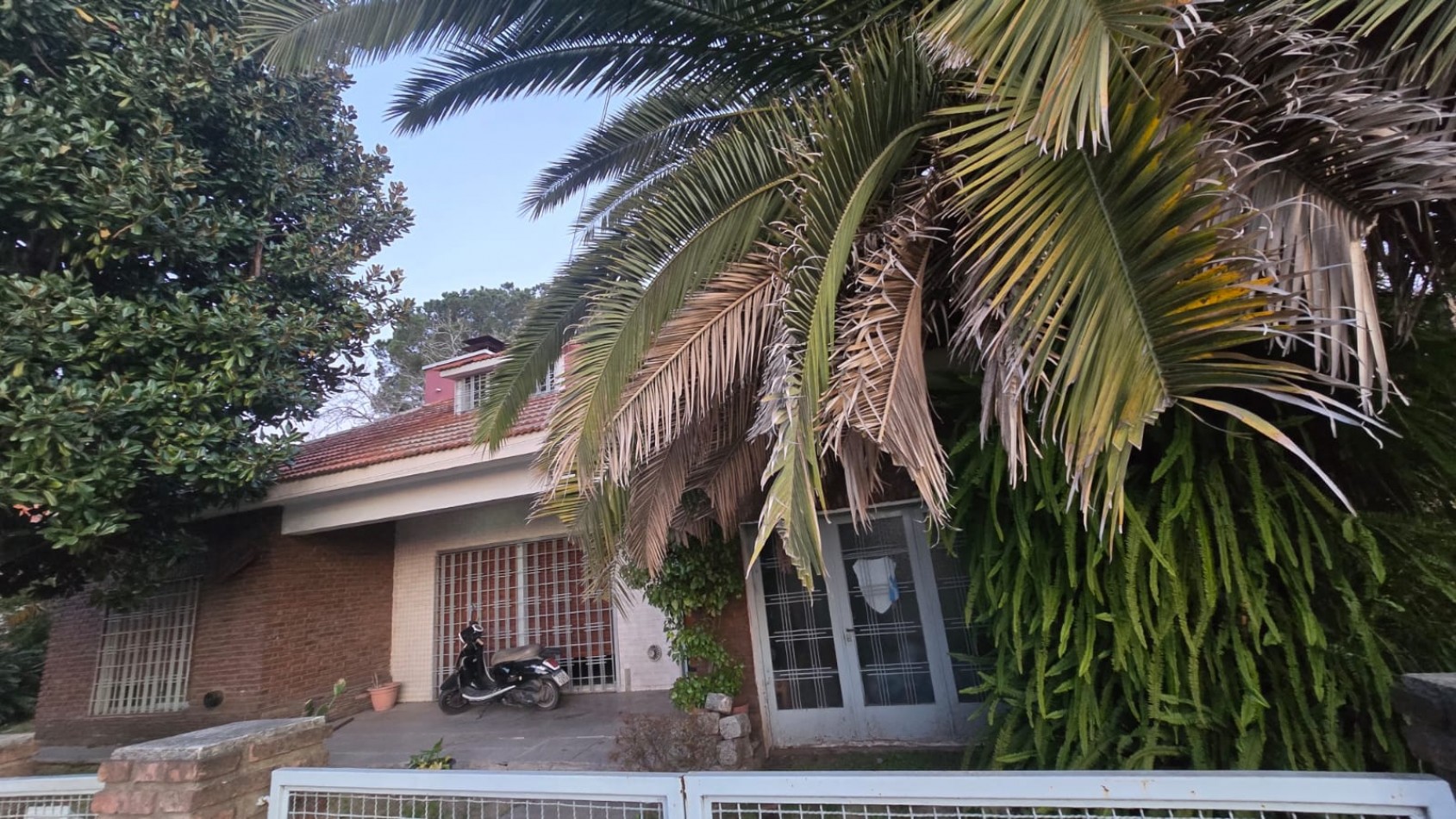 CASA DE 3 AMB. AMPLIOS C/ GARAGE Y PARQUE