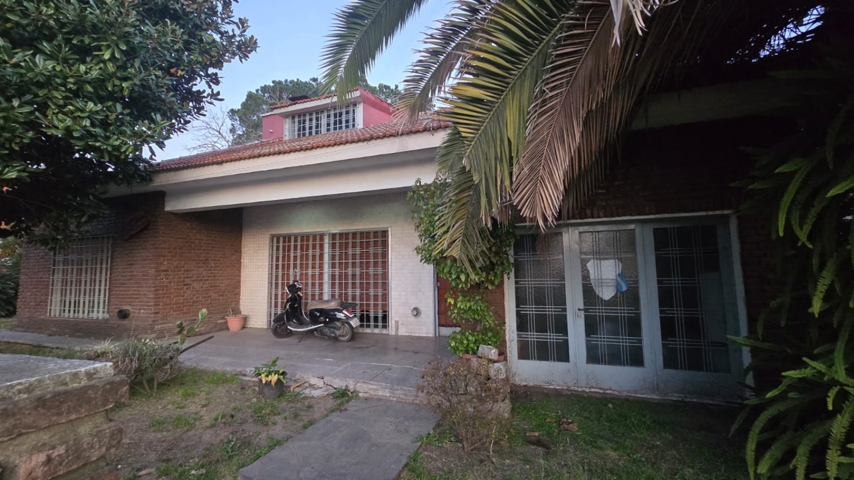 CASA DE 3 AMB. AMPLIOS C/ GARAGE Y PARQUE
