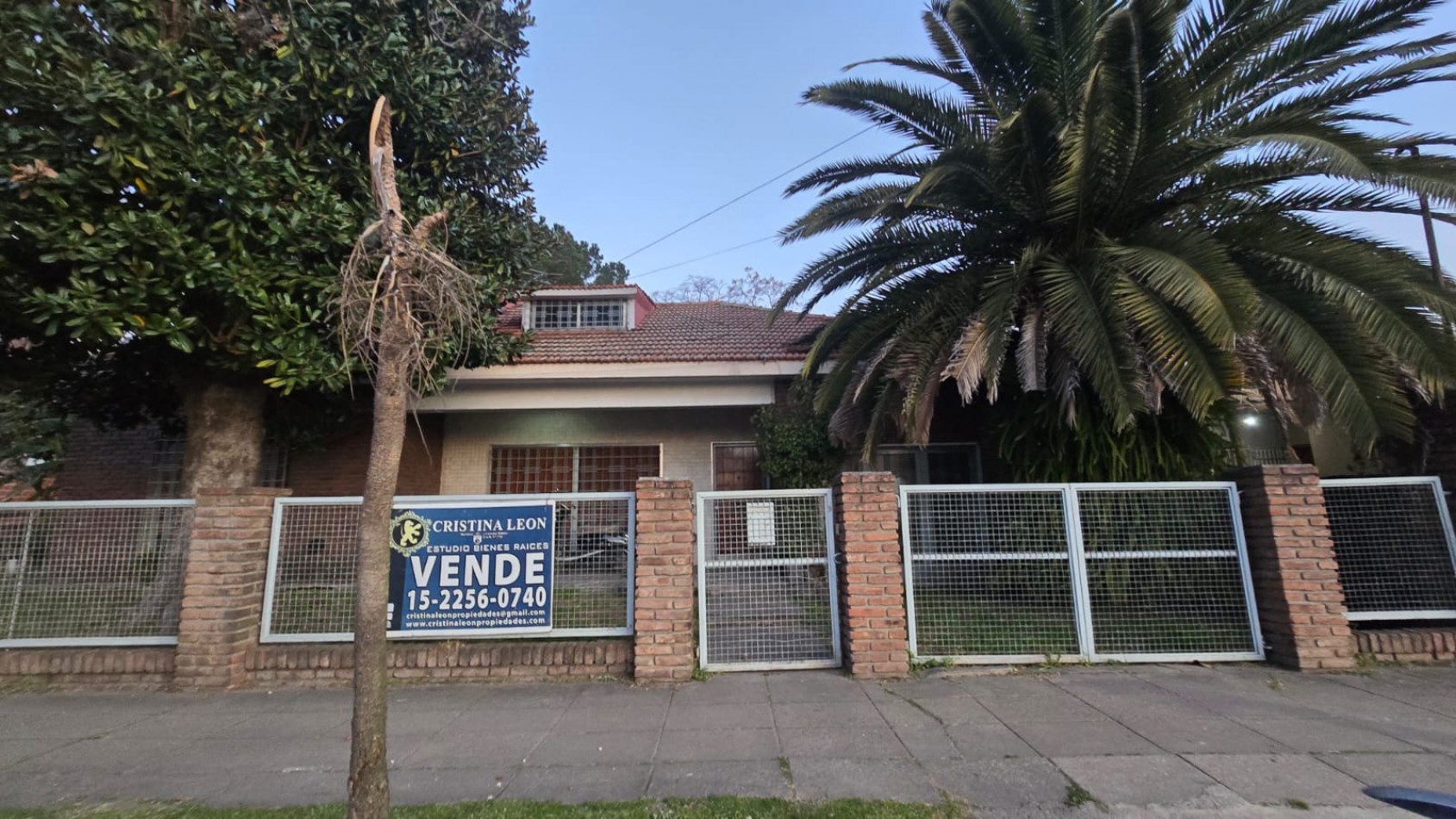 CASA DE 3 AMB. AMPLIOS C/ GARAGE Y PARQUE