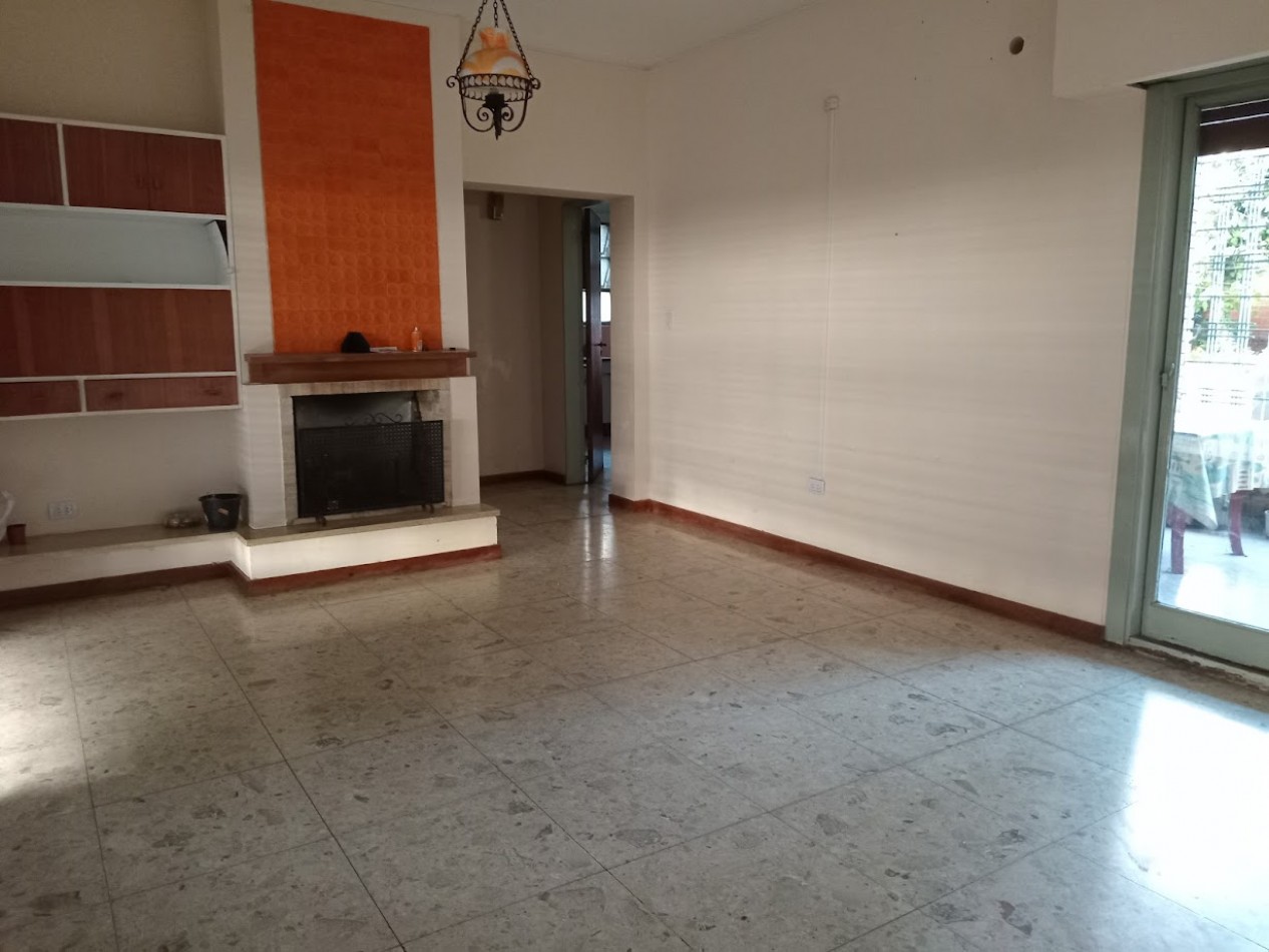 CASA DE 3 AMB. AMPLIOS C/ GARAGE Y PARQUE