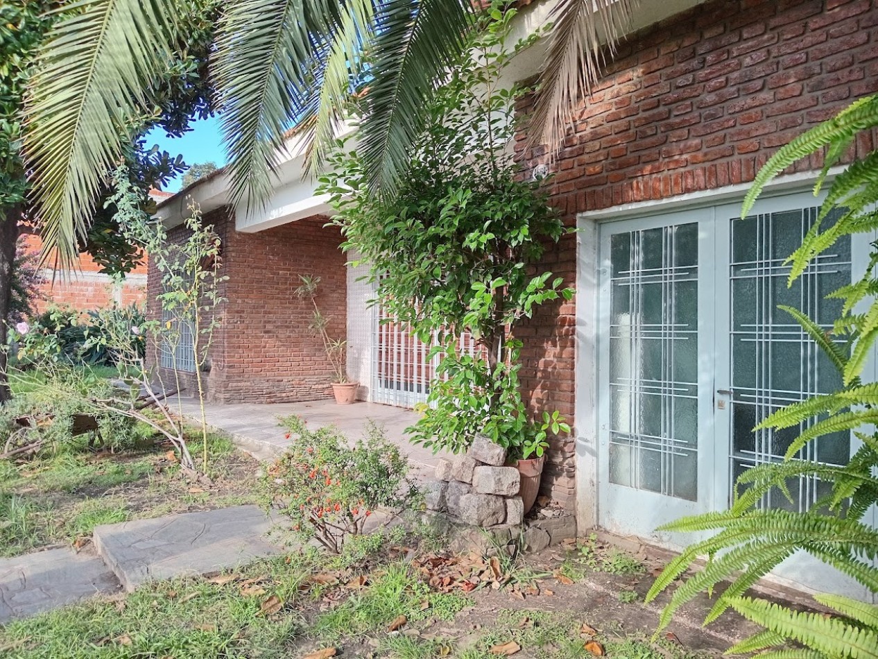 CASA DE 3 AMB. AMPLIOS C/ GARAGE Y PARQUE