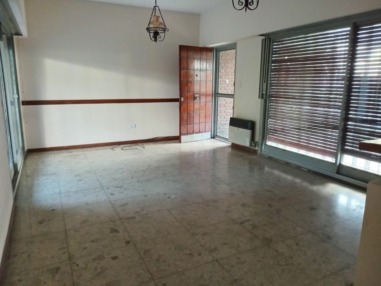 CASA DE 3 AMB. AMPLIOS C/ GARAGE Y PARQUE