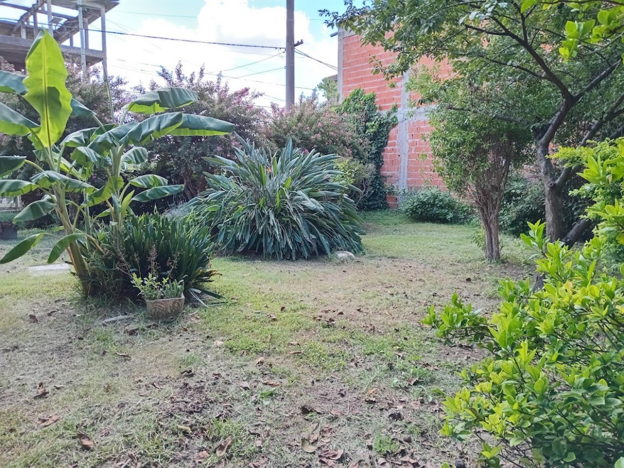 CASA DE 3 AMB. AMPLIOS C/ GARAGE Y PARQUE