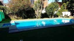 CASA 3 AMB. C/PARQUE Y PISCINA