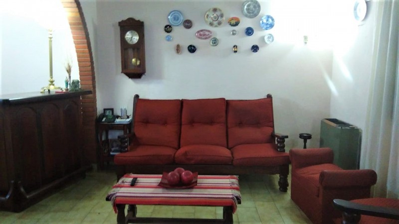 HERMOSO CHALET 5 AMB. (LOS POLVORINES)