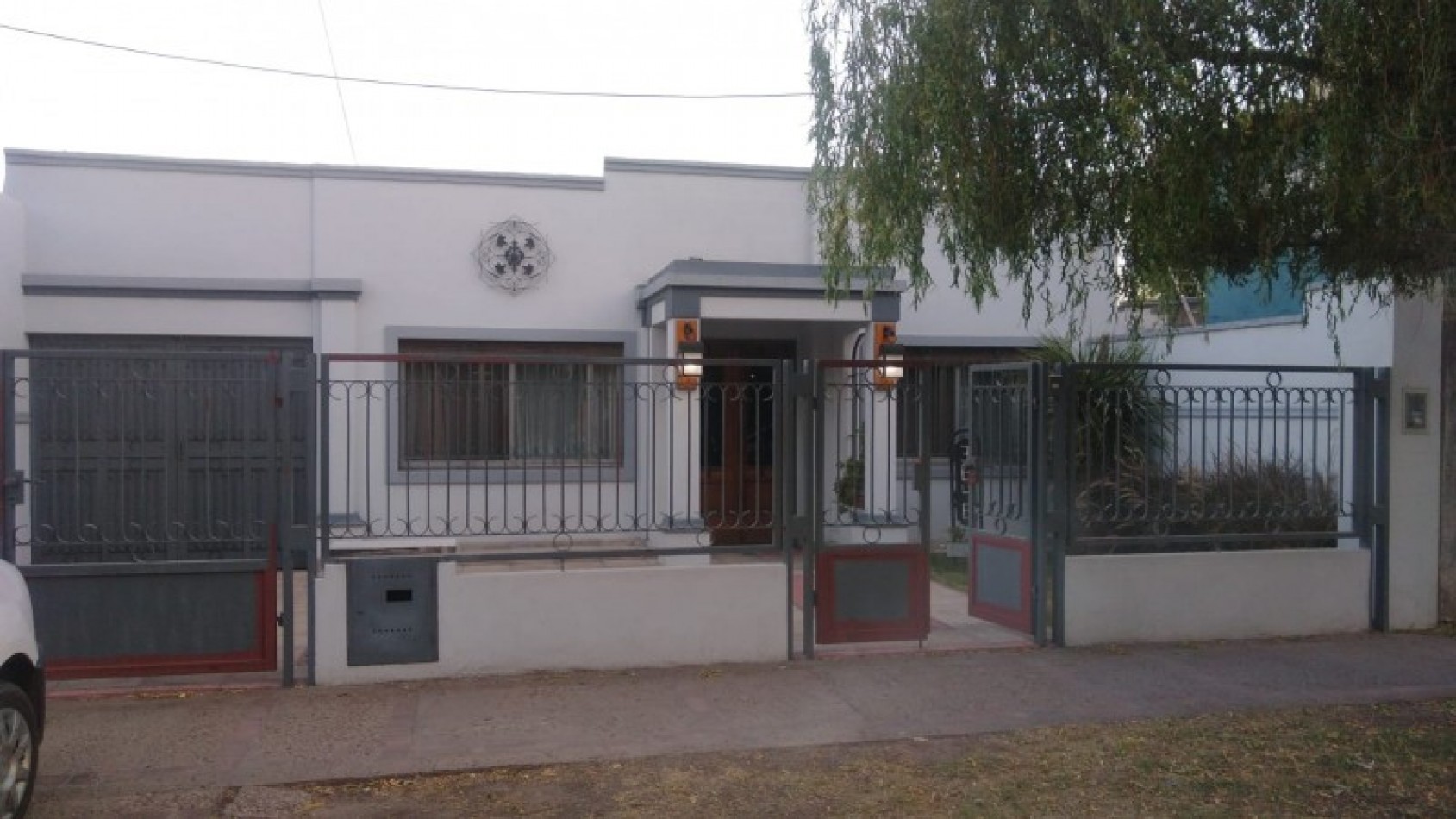 CASA AMERICANA 4 AMB.C/PARQUE Y GARAGE