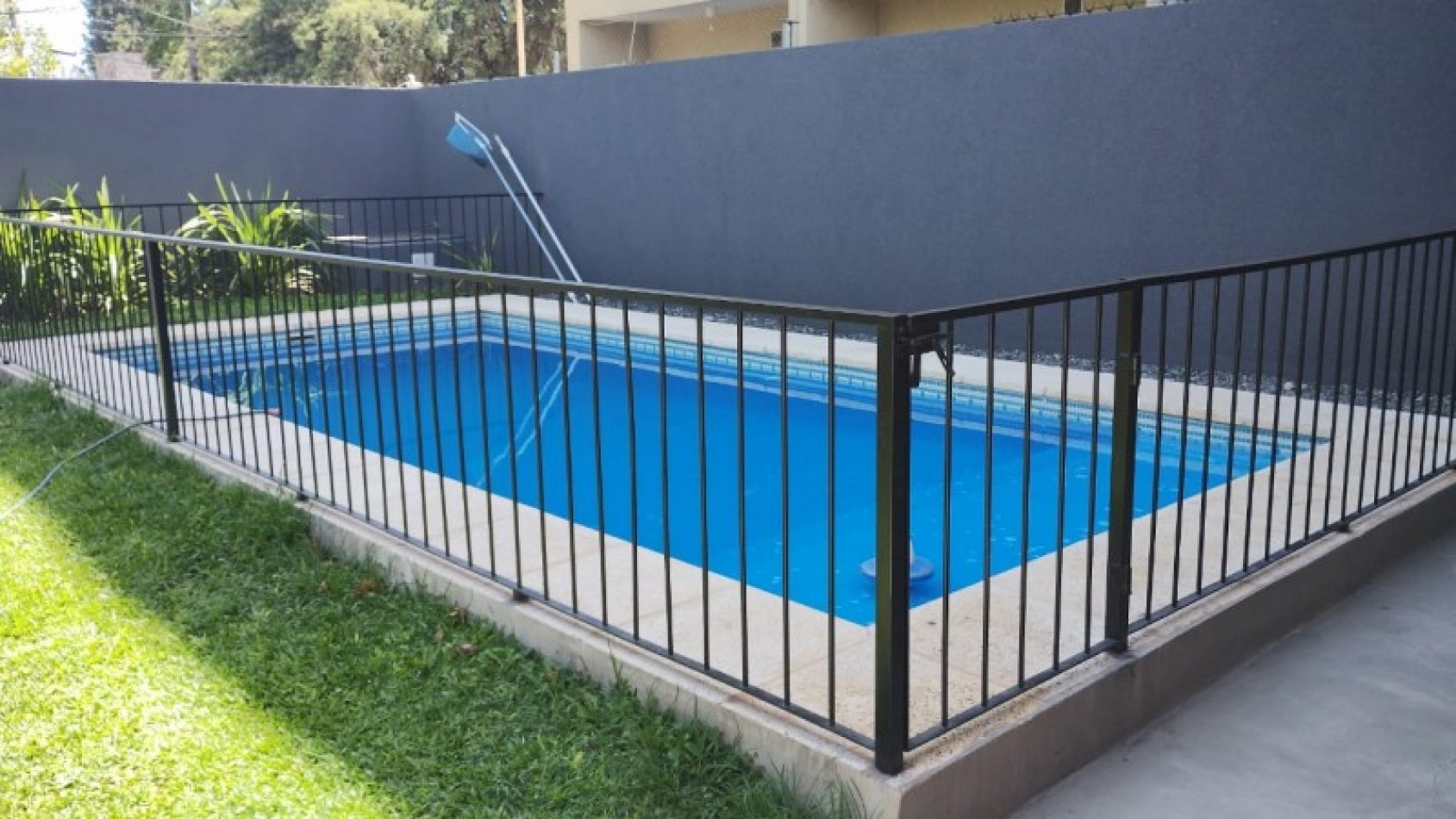 DUPLEX DE 3 AMB. PATIO/BALCON/COCHERA/QUINCHO Y PISCINA