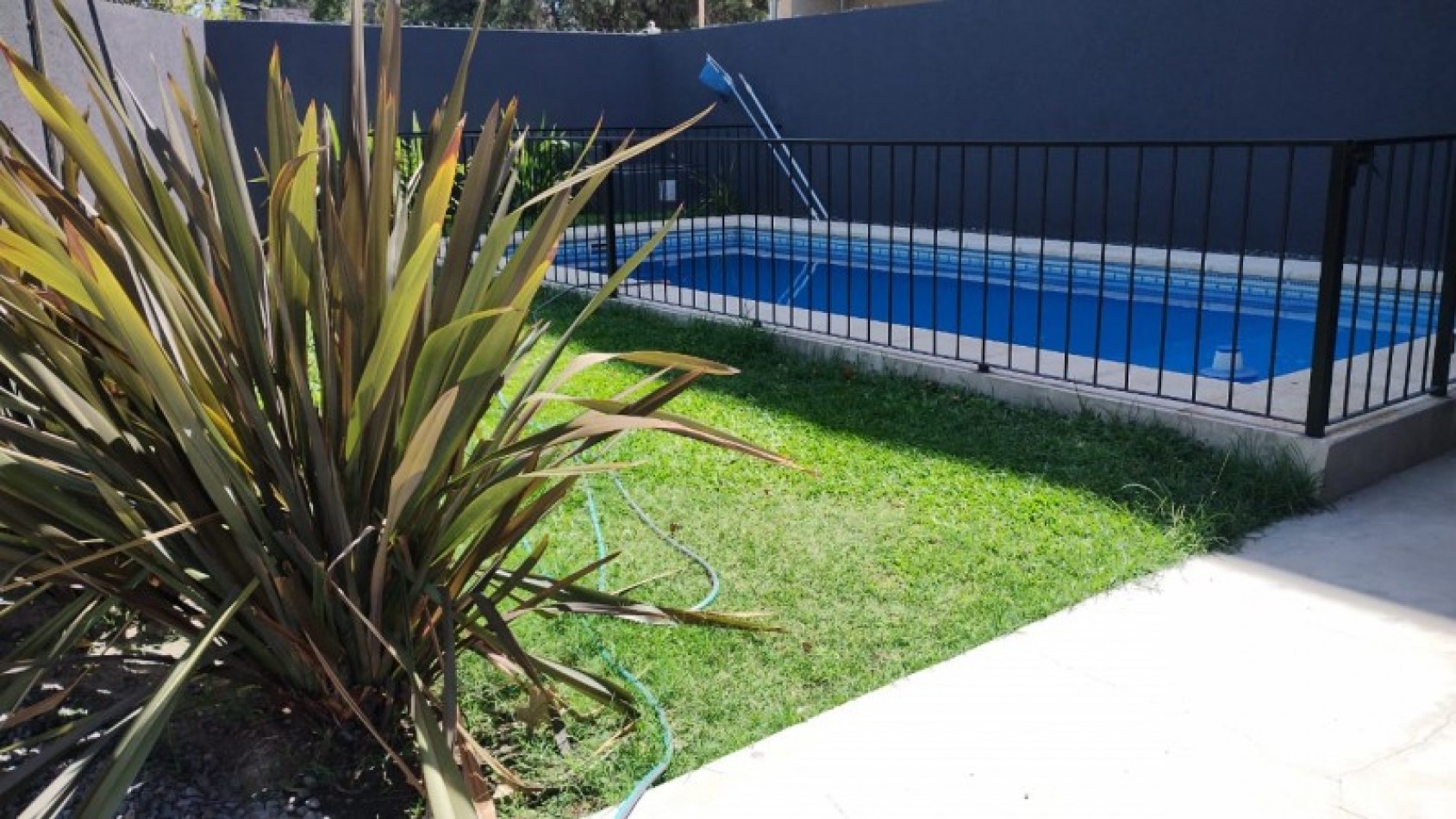 DUPLEX DE 3 AMB. PATIO/BALCON/COCHERA/QUINCHO Y PISCINA