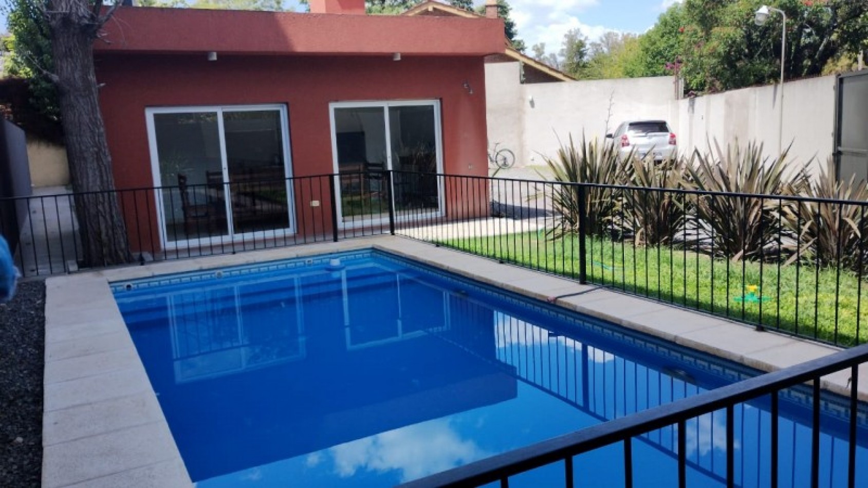 DUPLEX DE 3 AMB. PATIO/BALCON/COCHERA/QUINCHO Y PISCINA