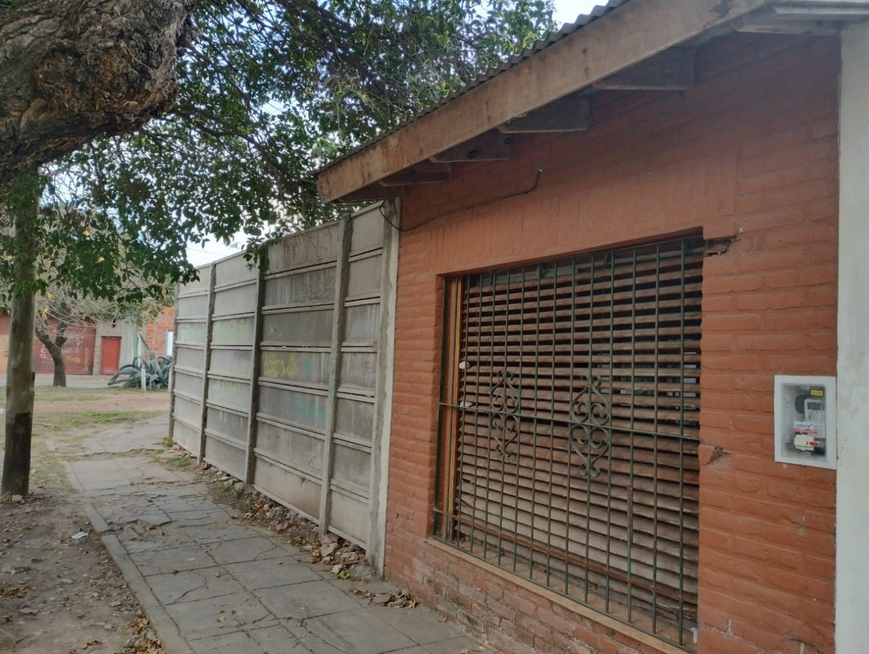  CASA  4 AMB. C/COCHERA Y JARDIN. (LOS POLVORINES)