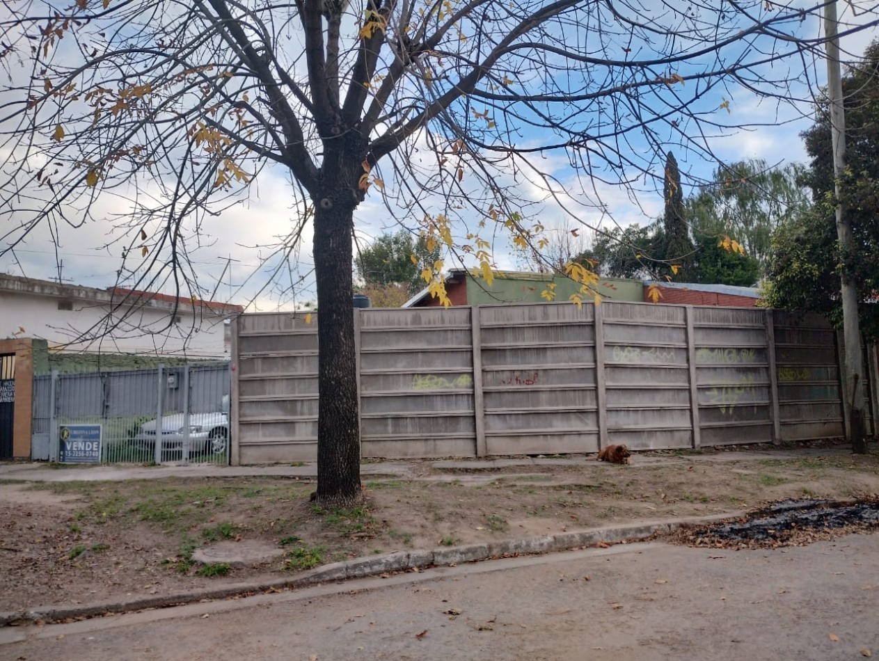  CASA  4 AMB. C/COCHERA Y JARDIN. (LOS POLVORINES)