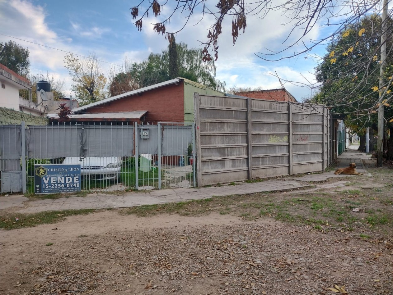  CASA  4 AMB. C/COCHERA Y JARDIN. (LOS POLVORINES)