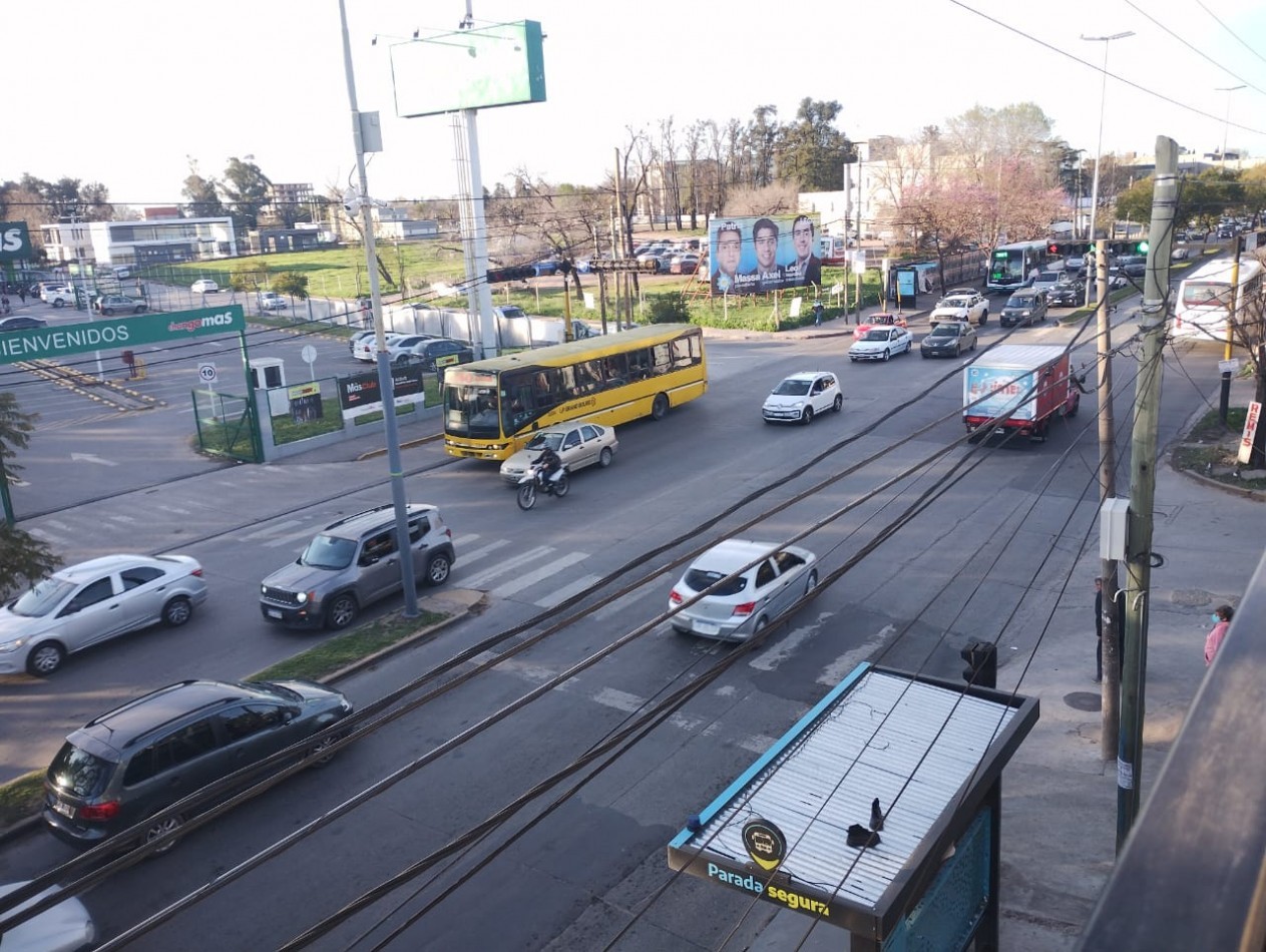 LOCAL ESQUINA 200 M2 C/ ENTREPISO (SOBRE RUTA NAC. 197)