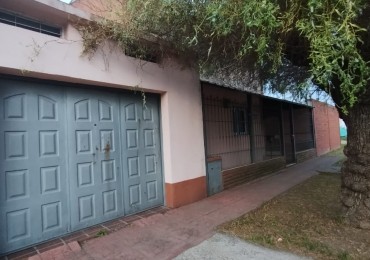 CASA DE   4 AMB.  LOTE  ESQUINA 300 M2.