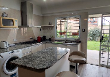 CASA 4 AMB.  JARDIN Y COCHERA   ( DON TORCUATO)