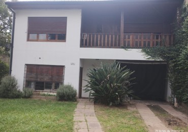 CHALET 4 AMB. DOS PLANTAS C/ PARQUE Y PILETA. (LOS POLVORINES)