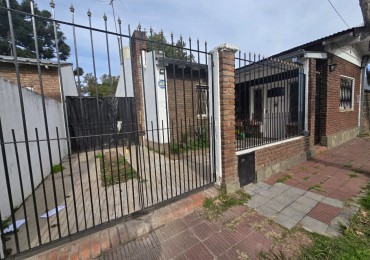 CASA 3 AMBI. C/ ENTRADA P/ DOS AUTOS Y JARDIN